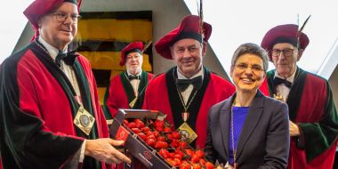 Gouverneur ontvangt aardbeien
